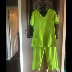 Wonderwink scrub set